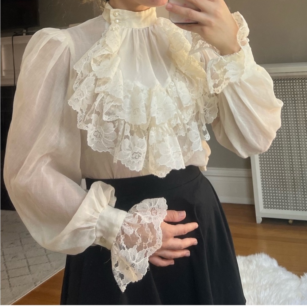 Vintage Victorian style Gunne sax style ruffle blouse romantic